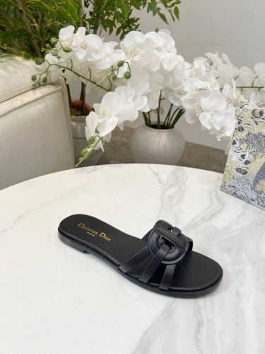 Dior 橡胶底 真皮底 编号985-3 码数35-43 42.43定做不退换 头层牛皮面 羊皮里 这款 D-Club 凉拖是二零二五秋季系列新品 以简约优雅的