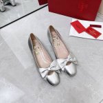 Valentino 华伦天奴 新款蝴蝶结单鞋 面料：羊皮 内里：羊皮 大底：真皮大底跟高：4.5cm. SIZE：35一41