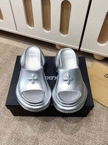 银色 黑色 白色 粉色 270 smfk 24Ss 小众潮牌爆款没计感浮雕一字厚底拖鞋 爆真的是很耐看越看越喜欢 矮个子宝宝的福音直接拉长身材比例 鞋身柔软舒适