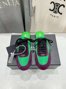高版本出厂 半托 Prada*普拉达P家25ssfw～new新款绑带休闲鞋，低调奢华懒人鞋，富人的不二选择！软胶底素有踩云感之称～舒适度百分百细腻反绒皮鞋面，鞋