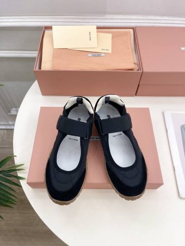 Miu Miu 缪缪 25 专柜主打最新秀款 2025早春新品Tyre系列魔术贴芭蕾平底鞋火爆上新！ 缪家高货 顶级工艺打造精品质感 无敌舒适 绝对是一见钟情款