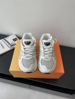 Dior X Kaws 联名款B35胶囊情侣款 系列 镂空 网面 运动鞋 这款名为B35 Nxt 的新款运动鞋 采用了 3D打印技术制成镂空式鞋底 鞋身部分则是