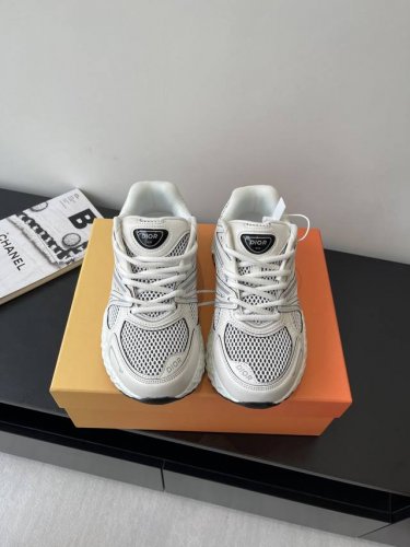 Dior X Kaws 联名款B35胶囊情侣款 系列 镂空 网面 运动鞋 这款名为B35 Nxt 的新款运动鞋 采用了 3D打印技术制成镂空式鞋底 鞋身部分则是