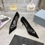 PRADA 普拉达 24 出厂价 专柜走秀款尖头单鞋 三角扣标 高跟 早春走秀款！鞋面：高定制漆皮面料 内里：进口水染羊皮大底：原版意大利真皮大底 跟高：7.5
