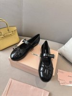 Miu Miu 缪缪 24ss 秋冬季新款 芭蕾舞鞋 缪家以芭蕾的灵动意韵融于日常. 以现代笔触刻画舞鞋经典轮廓！ 超软的摔纹漆皮质款芭蕾舞鞋. 从经典日式鞋履