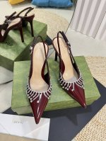 Gucci 24Ss早春新款 G家钻链条高跟鞋 垂直钻链造型配件为一系列女士鞋款注入摩登新韵 这款后系带高跟凉鞋以闪亮漆皮材质匠心打造 鞋面缀饰亮眼的钻链 后带