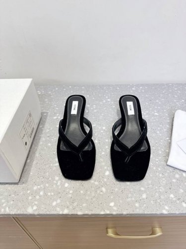 Toteme 小众潮牌 25Ss春夏新款 夹脚 拖鞋 北欧极简风格，复古小方头，里外全皮超级柔软 美出新高度 个性又不失优雅 搭配麻质鞋底 复古与时尚融合 无论