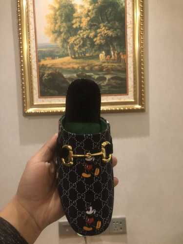 2670早春Gucci新款穆勒马衔扣半拖 鞋面采用进口A级大鼓水晶小山羊皮。经典老花是全真丝纺织 内里采用进口A级超细羊绒皮 中层底全是奢侈面里同材料包裹 水台