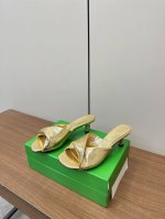 bv Botteg* Veneta Ssbv新款网红款拖鞋 bv今年的单品都超级的火 每一款产品都备受瞩目 时尚达人的最爱 这款拖鞋也不例外 上脚真的超百搭 居