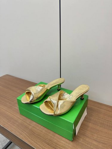 bv Botteg* Veneta Ssbv新款网红款拖鞋 bv今年的单品都超级的火 每一款产品都备受瞩目 时尚达人的最爱 这款拖鞋也不例外 上脚真的超百搭 居