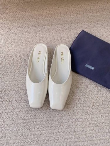 PRAD*SS25新款小方头拖鞋 原版套楦 顶级品质材质鞋面：进口开边珠内里：进口羊皮里大底：原版开模注塑大底码数：35-39 34、40、41定做不退不换