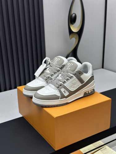 橙子出厂价p louis Vuitton 路易威登 Lv Trainer 情侣款运动鞋板鞋 休闲复古篮球鞋 从复古篮球鞋汲取灵感 打造备受青睐的 Lv Trai