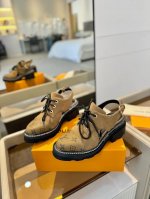 2025 最新 L 家早春款专柜最新走秀官网系列、同步更新、完美楦型+设计、再现经典、工艺及其复杂、走路不累脚、不挑人、上脚大气好看、原版倒模楦型，极致1:1形