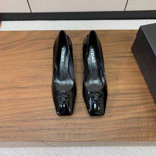 Versace 粗跟单鞋 很浓郁的意式风格 鞋面漆皮 羊皮内里及垫脚 真皮大底 码数 36-41 40 41定制不退换 批