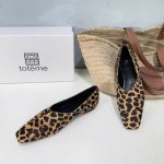 高品质出厂 ！小众潮牌Toteme 24春夏新品复古方头平底玛丽珍单鞋奶奶鞋！ 简约的冷淡风 复古又百搭！穿在脚上 质感十足 整个造型都会显得很高级！时髦小姐姐