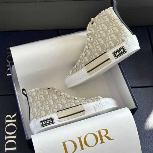 橙子出厂价 Dior 迪奥新款 B23系列 字母印花帆布鞋 休闲高帮运动鞋 情侣款 采用印花图案，设计自推出以来即成为迪奥的经典标志，并以新颖的比例重新演绎，经