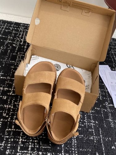 东莞代购级 Ugg 25Ss 凉鞋翻毛牛皮鞋面，可调节鞋面束带，设计方便穿脱双层高密度泡棉鞋内底 外包翻毛皮的耐磨中底以及Eva外底再生聚酯纤维滚边 舒适厚底，