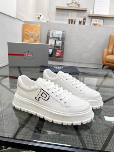 元 Prada 普拉达新款男士真皮运动鞋，市面最高版本 、欢迎任意对比！原版皮料质感极佳，超上档次！意大利进口胎羊网内里，可拆式垫！奢华用料、精细做工，极力推荐