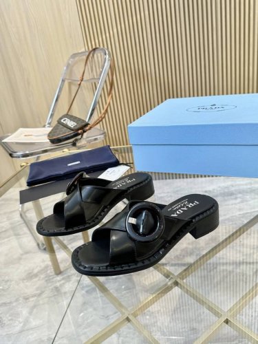 prada 2025春夏新款交叉凉拖鞋来啦 ** 最新走秀款 经典升级 舒适度与时髦度双重在线 圆头设计百搭不挑人 无论是慵懒度假风还是都市极简穿搭都能轻松驾驭