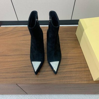 Loriblu 钻扣短靴。蓝洛瑞简称蓝底鞋。蓝色的大底、是蓝洛重瑞要的特色。旗下的时装鞋设计超前，线条优美，气质优雅，是每个潮流女性的必备品。 材质：鞋面羊京，