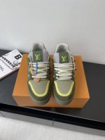 配饰80全新版面 Lv Tarine路易威登L家运动鞋 滑板鞋 情侣款 原版购入开发 做货 本款Lv Trainer 运动鞋选用牛皮革塑造繁复鞋面 需要数小时的
