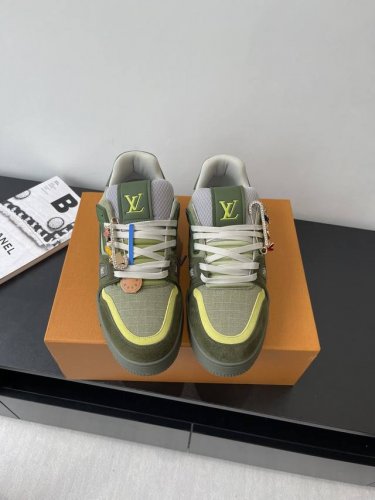 配饰80全新版面 Lv Tarine路易威登L家运动鞋 滑板鞋 情侣款 原版购入开发 做货 本款Lv Trainer 运动鞋选用牛皮革塑造繁复鞋面 需要数小时的