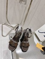 Lv 梅花跟凉鞋 新款 顶级版本 此款Silhouette凉鞋取材牛皮革 正面饰带饰有Monogram花卉镂纹 衬以闪耀金属光泽的皮革 monogram花卉形状