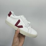 实价不让利 ！Veja 法国品牌，号称国民小白鞋，鞋边醒目简洁的v型 Logo 辨识度极高，鞋型以传统小白鞋为依托，在配色上主打复古色调，不轻易撞款又能极具时髦