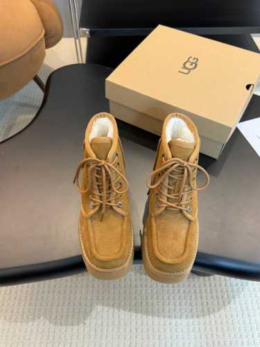 UGG 24秋冬季人手必备单品 搭配系数也是百分百 炸好看比较设计的款，随心所欲 雪地靴显腿细百搭单品时尚感十足穿上气场爆涨 瞬间拉长腿型 鞋面：优质牛反绒 内