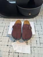 Maison Margiel* MM6 2024春夏新款分趾勃肯拖鞋 今年新款分脚趾勃肯鞋也太好看了吧！干干净净的颜色搭配经典的分脚趾 看似没改变其实细节更改许