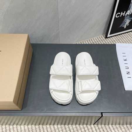 出厂: 独家顶级版本 Inuikii 小众潮牌 25Ss春夏新款 松糕厚底 拖鞋系列 沙滩厚底拖鞋 这系列颜值简直逆天了！每一处细节都彰显着高级与时尚。 材质方 - 点击图像关闭