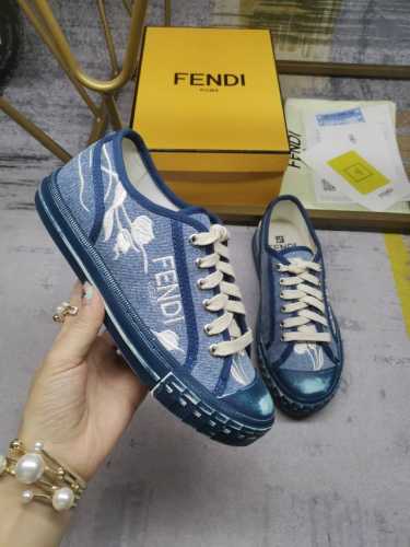 最新火爆款 FENDI Domino老花帆布鞋休闲运动鞋-全新必备款型！新款Domino帆布运动鞋成为深受喜爱的一款鞋履，对于想打造简约且具有FENDI特色造型