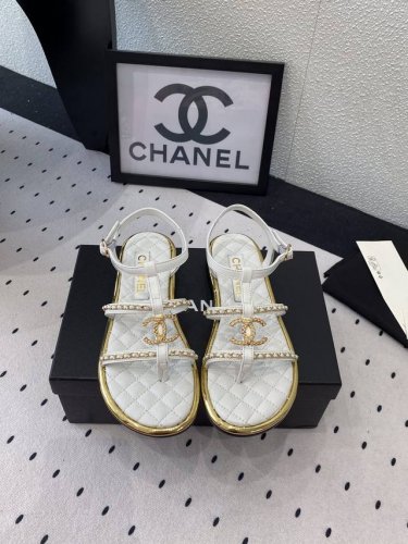 Chanel春夏新款链条凉鞋 超多网红时尚博主种草 夏天必备 拥有香家特色优雅名媛气质 让人无法抗拒 进口羊皮链条鞋面 混种羊皮垫脚 意大利真皮大底 Size：
