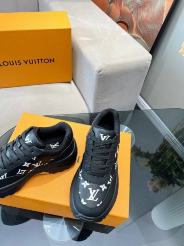 Lv 路易威登 223 代购级别！高级感十足！国内外博主刷爆的一款，复古又时髦 上脚美炸了！官网主推款 鞋面：原版定制丝绸牛皮 内里：进口透气网里 大底：原版T