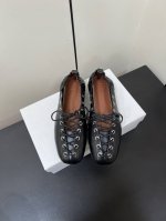 Ganni 小众潮牌 25Ss春夏新款 系带 芭蕾舞鞋 对Gann的德比鞋一见钟情，念念不忘必有回响。出了经典黑白色又出了这个红色。鞋底比较薄，后脚那里做了褶皱