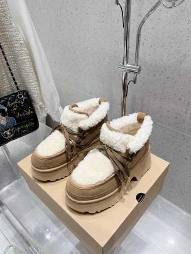 UGG 新款明星同款拼色厚底毛毛拖鞋 半拖 短靴 雪地靴 内里羊毛一体 保暖性能卓越 耐磨橡胶底 鞋子抓地力更好 拥有这一双UGG 让小脚丫在寒冷冬日始终温暖舒