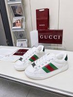 gucci4最新款顶级版本面包鞋重磅来袭。集合了经典小白鞋与古典元素，优美的线条搭配高端工艺，每一次的更新，都将引领时尚潮流。 配码：35-40 40 45
