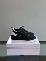 Moncler x adidas adidas与世界知名羽绒服品牌打造了一系列的联名产品，整个鞋面采用大面积的荧光尼龙面料，格外吸睛，内里的填充物很舒适，整个鞋