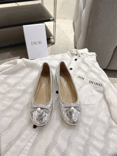 dior 24早春新品芭蕾舞鞋 新品Dior珍珠菱格纹芭蕾舞 好乖啊 芭蕾鞋经典的迪奥藤格纹元素 罗纹蝴蝶结上加了Cd细节的珍珠设计精致 小女人必备款舒适感真的