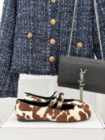 顶版 飞机盒10下单备注 Prada 普拉达经典三角标 豹纹玛丽珍鞋 街头辣妹风 造型感很强 高级感All Black颜值 欧美时尚 四季必备款！ 日常随心搭配