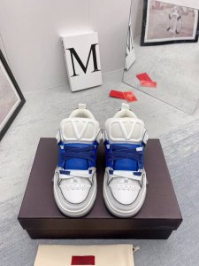出厂510 高版本 Valentino~华伦天奴 最新情侣爆款时装走秀款 ，原版一比一开发 面料：头层牛皮 大底：Tpu大底 码数：女款35-40男39-45