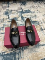 Ferragam～ 码数：38-45 F家新品男士正装皮鞋，完美做工，顶级复刻，采用进口意大利小牛皮设计，古法手工改色搭配原版五金扣饰，牛皮内里 垫脚，进口原版