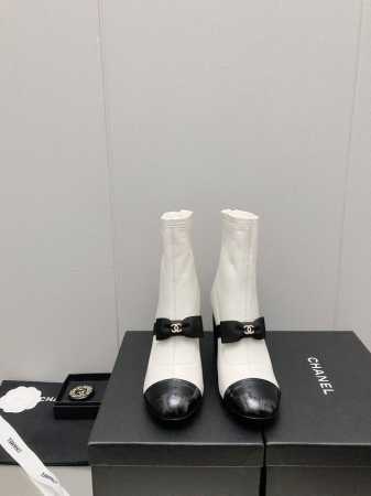 ss爆款蝴蝶结白雪公主短靴 专柜 正品级 版本！！ 白色弹力小羊皮拼接黑色小牛漆皮 瘦腿神器，上脚很是惊艳的！众多明星、超模、海外ins博主都有上脚.... 码 - 点击图像关闭