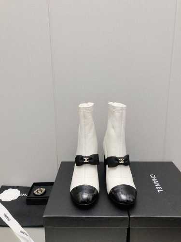 ss爆款蝴蝶结白雪公主短靴 专柜 正品级 版本！！ 白色弹力小羊皮拼接黑色小牛漆皮 瘦腿神器，上脚很是惊艳的！众多明星、超模、海外ins博主都有上脚.... 码