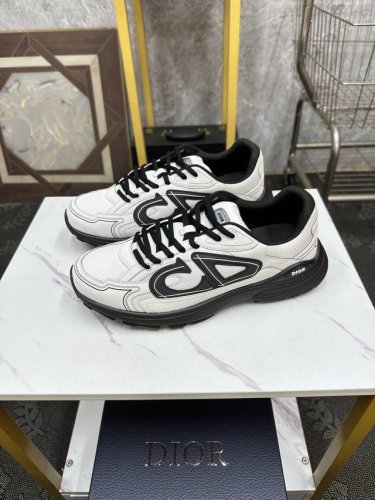 Dior-迪奥 倾情呈献全新运动鞋，以现代线条和科技面料打造灵动休闲格调。迪奥品牌大使王俊凯 动感演绎全新运动鞋，秋意正浓步履生风。原版1：1复刻顶级版本 码数