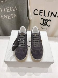 高版本出厂 prada 普拉达 25ss新款系带厚底小白鞋休闲运动鞋这款运动鞋延续经久不衰的轮廓，是新款经典单品采用小牛 精心制作， 提升格调 款式轻盈，四季皆
