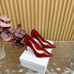 Dior2025 春夏漆皮尖头高跟单鞋系列 延续D家永恒经典 这款鞋低调不失华丽 性感又不显张扬 鞋型是大家都爱的秀气款 非常非常显瘦 侧面整个弧度将脚部曲线完