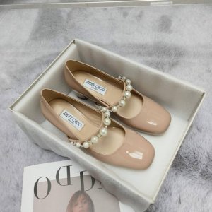 jimmy Choo 吉米周春夏新款简约珍珠带玛丽珍单鞋完美的线条，简约大气上脚显气质粗跟舒适百搭，还能拉长双腿显高显瘦显腿长， Jc 最擅长的女生甜美，更是添