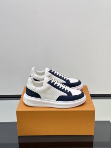 ouis Uitto＊ 男士经典休闲运动鞋，本款 Beverly Hills 运动鞋为柔软牛皮革描摹经典 Monogram 印花，塑造优雅鞋面。橡胶外底厚实而不