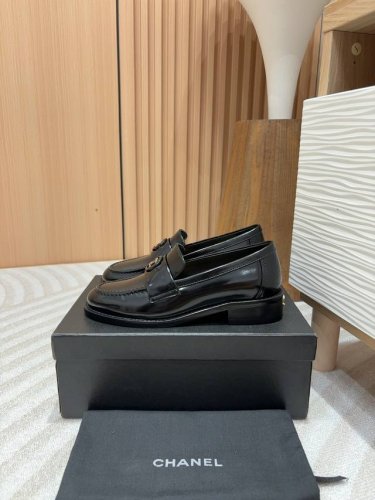 莞产品质 24Fw新款chane*小香双c圆扣乐福鞋 一眼就爱上的乐福鞋 简约又经典 不挑风格 可随意搭配！千金小姐的小双c乐福鞋 穿出去谁不夸一句精致又有品味